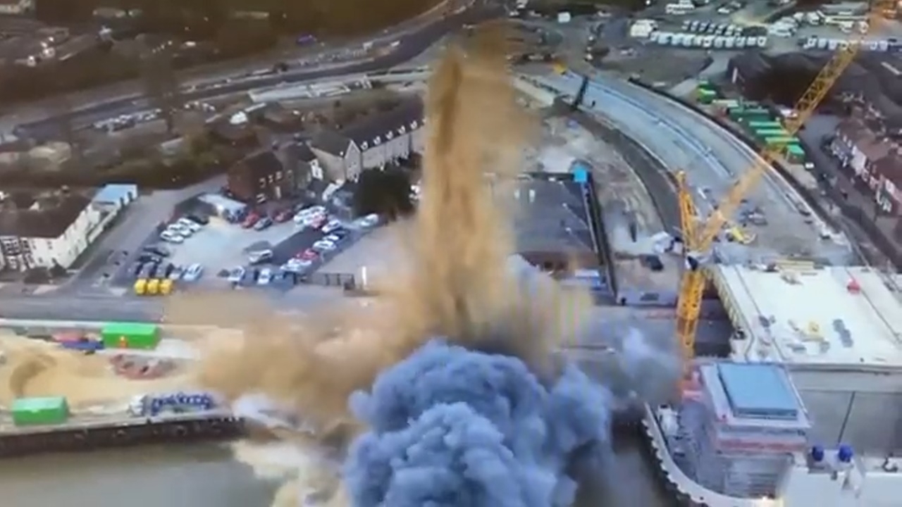 ช็อก ระเบิดยุคสงครามโลก 2 ในอังกฤษ บึมขณะเก็บกู้ เคราะห์ดีไม่มีคนเจ็บ (คลิป)