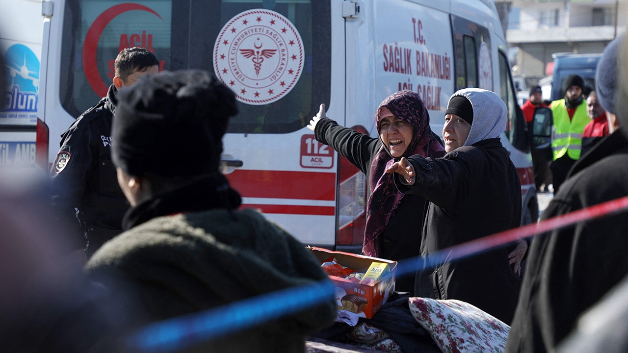 รับศพ "หญิงไทย" โดยเครื่องบินทหาร คนตายเกิน 2.5 หมื่นราย มีปาฏิหาริย์รอดชีวิต