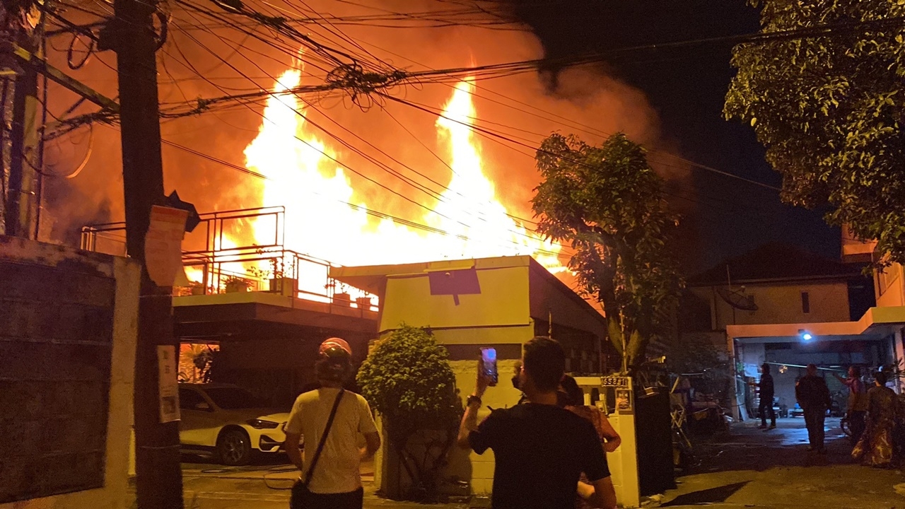 เพลิงโหมไหม้บ้านหรูซอยเสนานิคม 1 วอดทั้งหลัง เจ้าของบ้านสำลักควันบาดเจ็บ