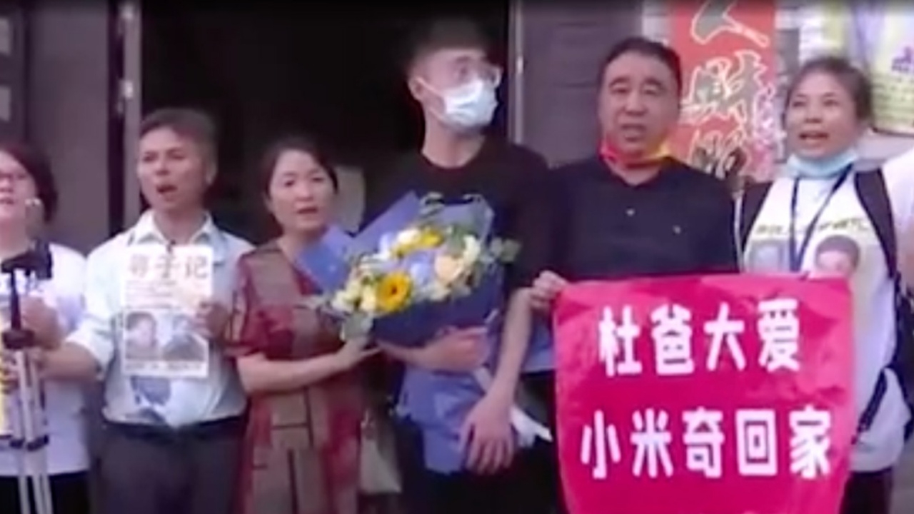 หนุ่มจีนถูกลักพาตัวอยู่บ้านเศรษฐี สุดท้ายพบว่าพ่อแม่แท้ๆ เป็นเศรษฐี