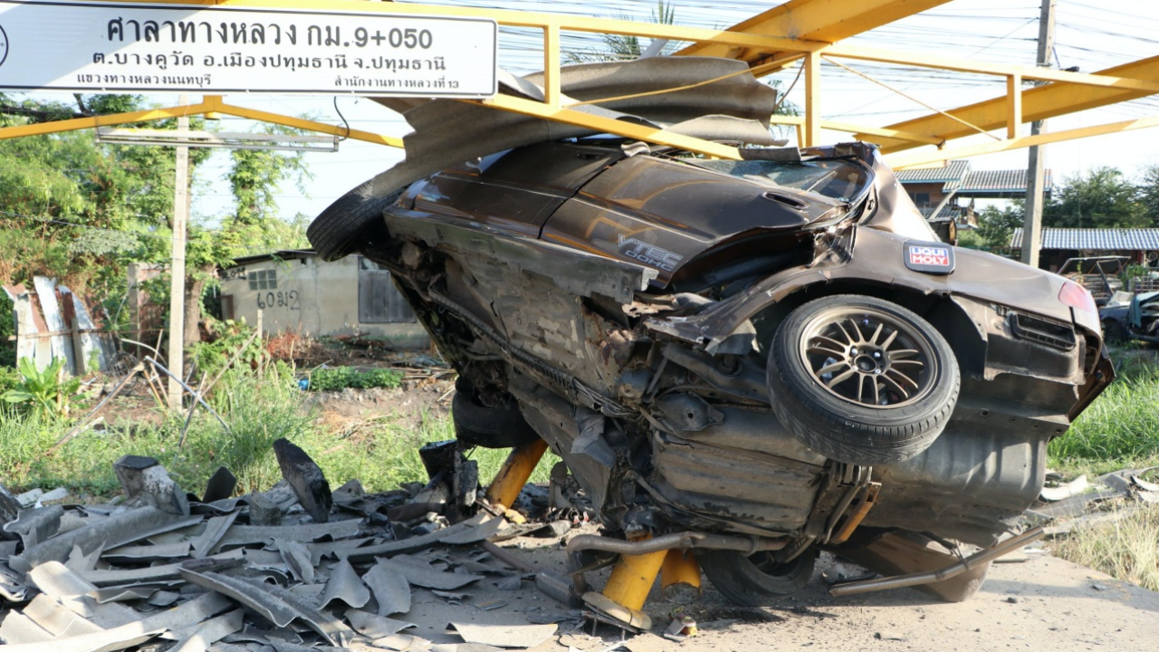 หนุ่มขับเก๋งชนป้ายรถเมล์ สาวโรงงานนั่งรอแฟนมารับ ขาขาดดับคาที่   