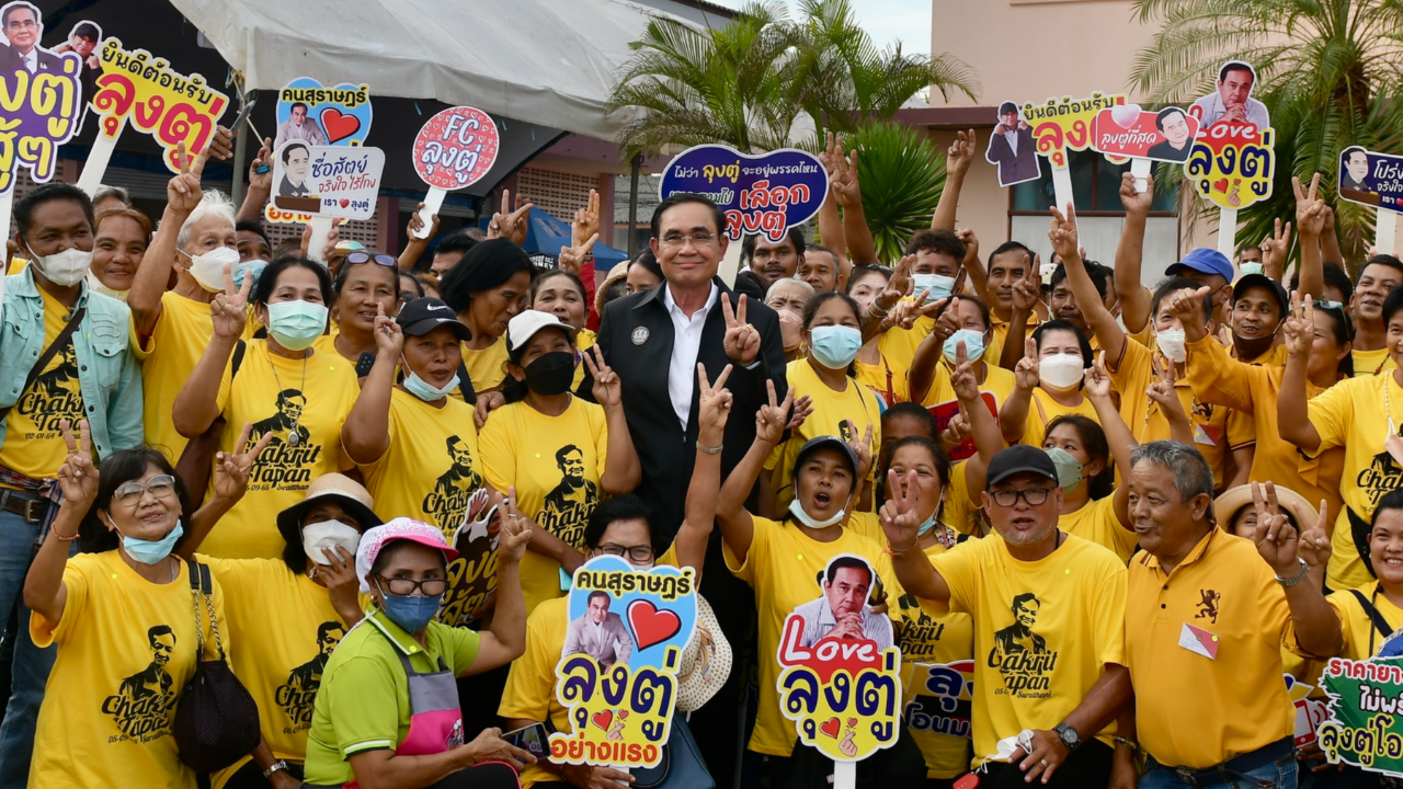 “ลุงตู่” หยอดคำหวานให้ชาวสุราษฎร์ฯ ดีใจที่ได้มา คนใต้รักใครรักจริง