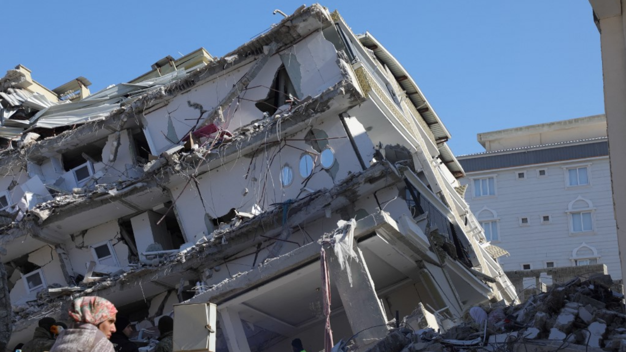 ตุรกีหาคนรับผิดชอบ รวบผู้ต้องสงสัย 113 คนเอี่ยวตึกถล่มจากแผ่นดินไหว