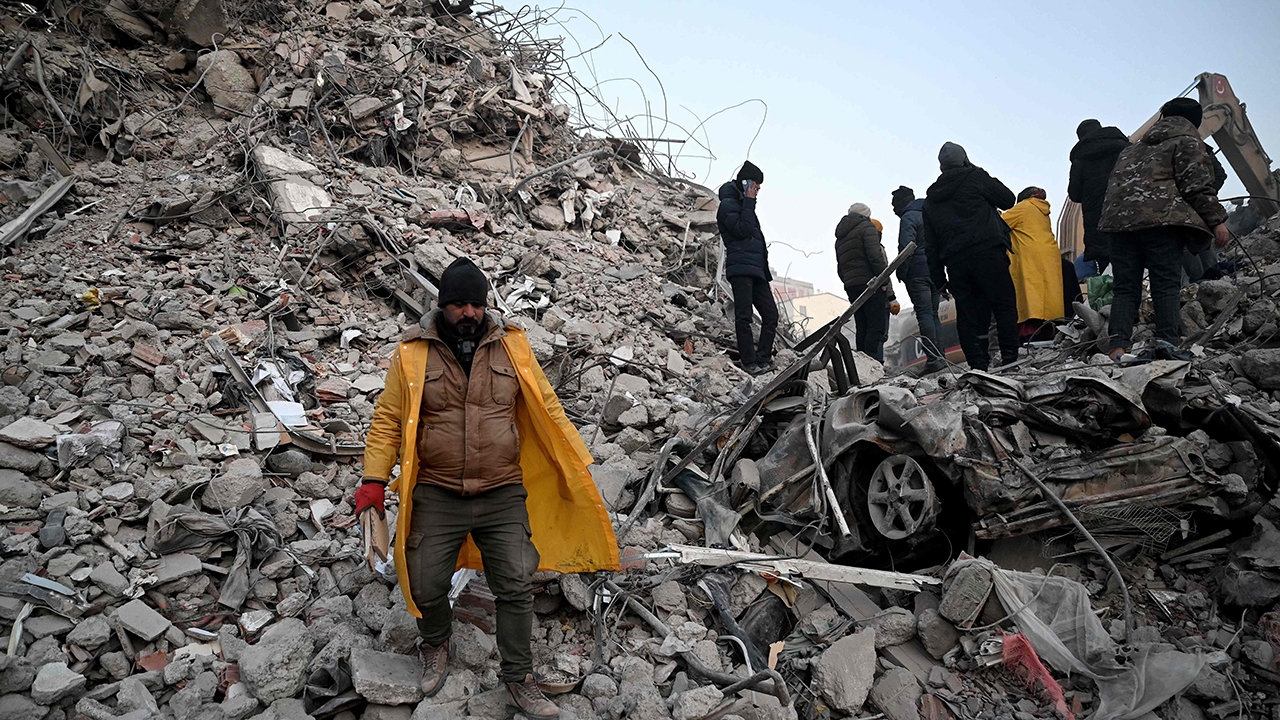 หลั่งน้ำตายินดี เด็กๆ-คนแก่รอด ทรมาน "150 ชั่วโมง" ใต้ซากตึกตุรกี