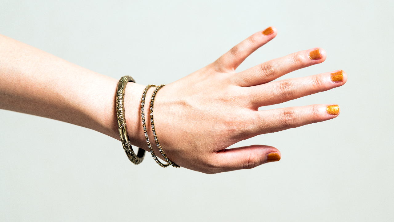 10 กำไลคู่รัก ของขวัญแทนใจ เติมความหวานรับวาเลนไทน์ 2023