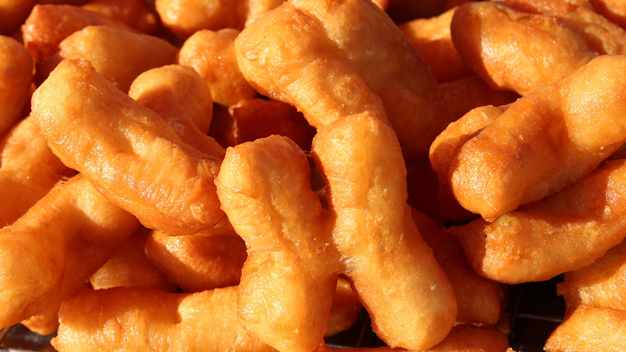 มนต์รักปาท่องโก๋ เพจดังแฉ พระวัดดังที่ลพบุรี นอนกอดกันกลม 