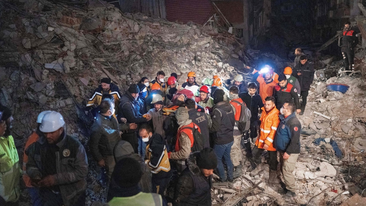 เหยื่อแผ่นดินไหวตุรกี ทะลุ 3.4 หมื่นศพ กู้ภัยน้ำตาไหล ช่วยทารกรอดอีก 1