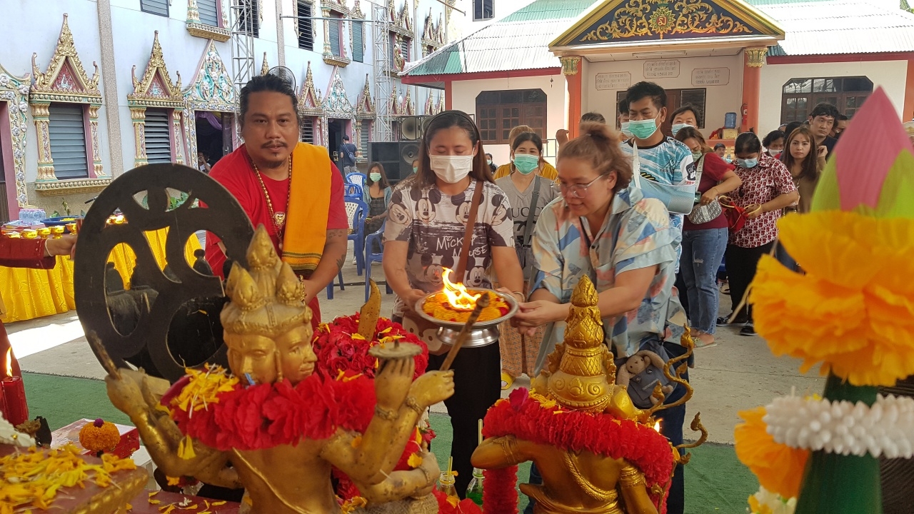 สาวไทยควงสามีฝรั่งขอพรตรีมูรติ วัดสว่างฯ ลุ้นเลขเด็ดหางประทัดวันวาเลนไทน์