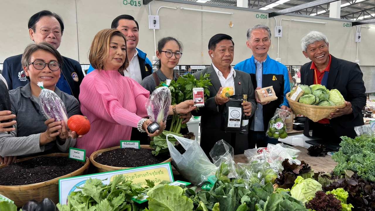 "อลงกรณ์" เยี่ยมตลาดโรงเกลือท้ายเกาะ ชูเป็นโมเดลตลาดกลางสินค้าเกษตรอินทรีย์
