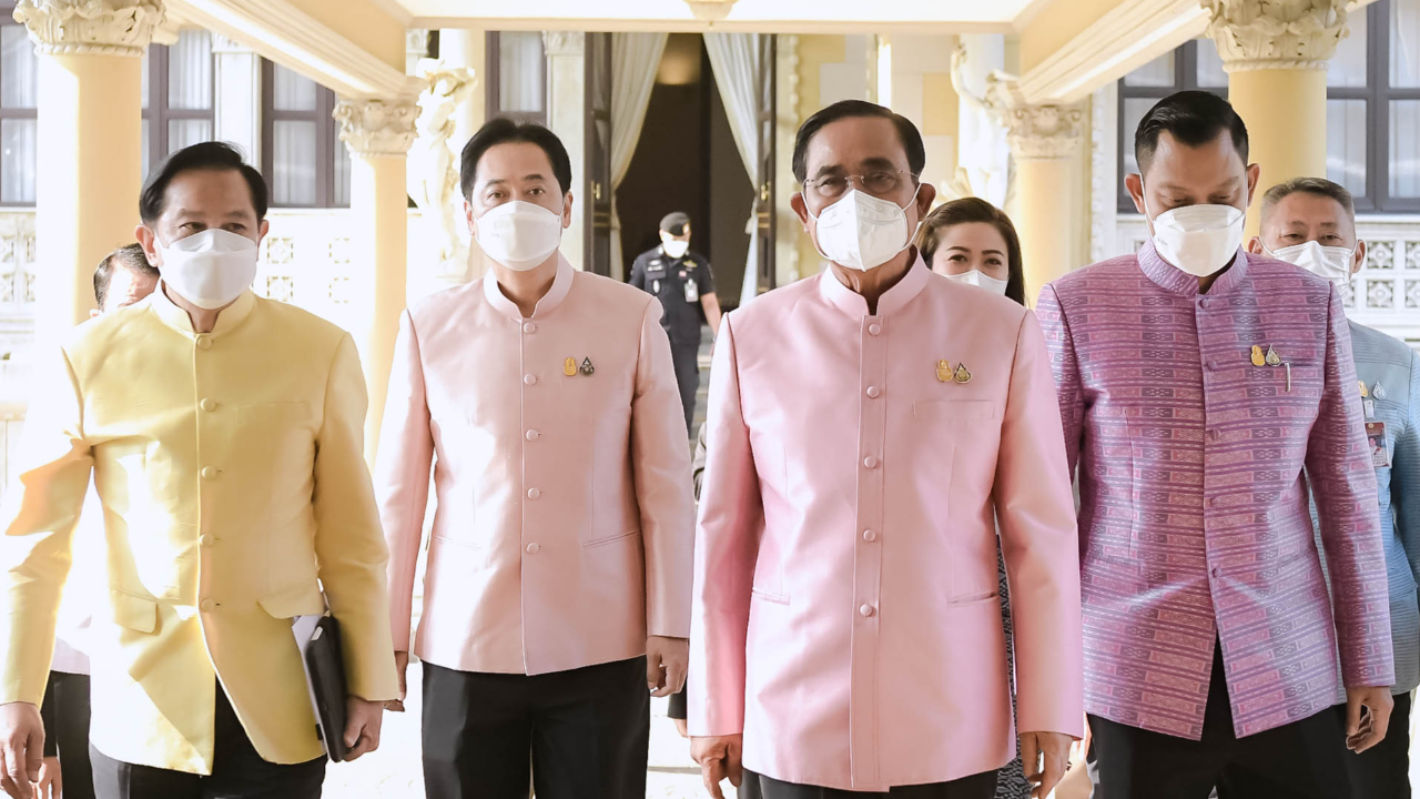 “ลุงตู่” สวมเสื้อสีชมพูบอกแฮปปี้วาเลนไทน์ “ลุงป้อม” บวก 3 รมต. ลาประชุม ครม.