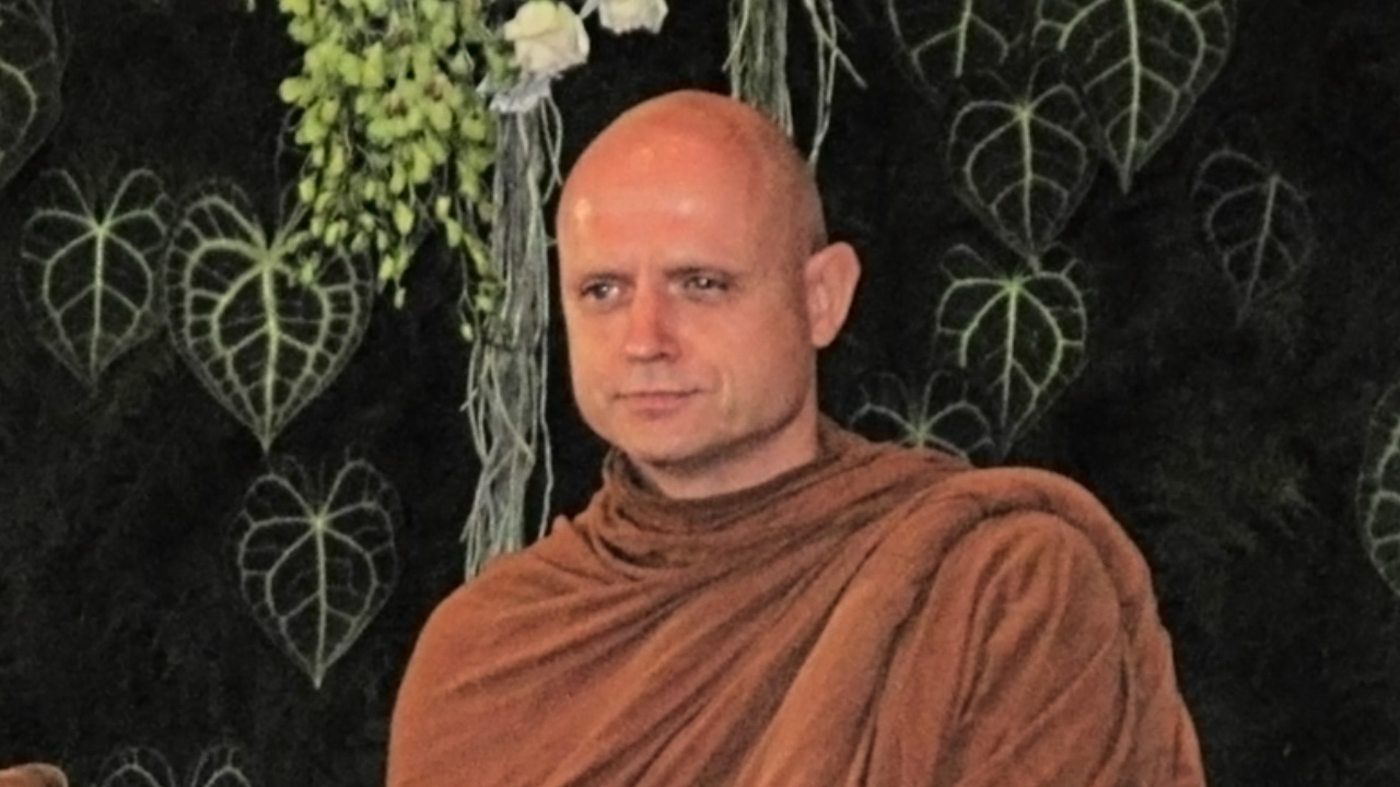 โซเชียลแชร์ภาพ "พระอาจารย์ฌอน" ได้สัญชาติไทย ยืนถ่ายรูปบัตรประชาชน