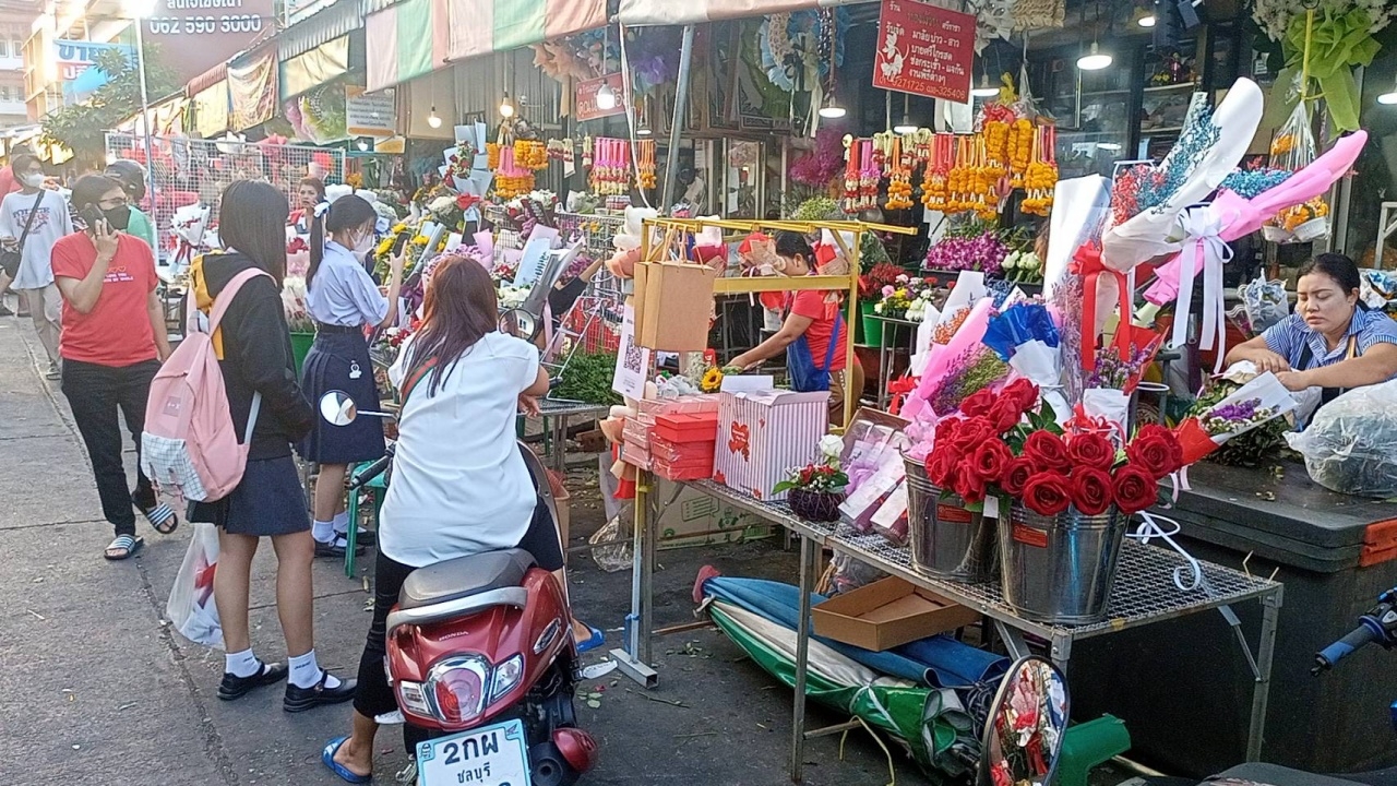 "วาเลนไทน์" ตลาดศรีราชาไม่คึกคัก การขายบางตา เหตุคนแห่สั่งซื้อออนไลน์
