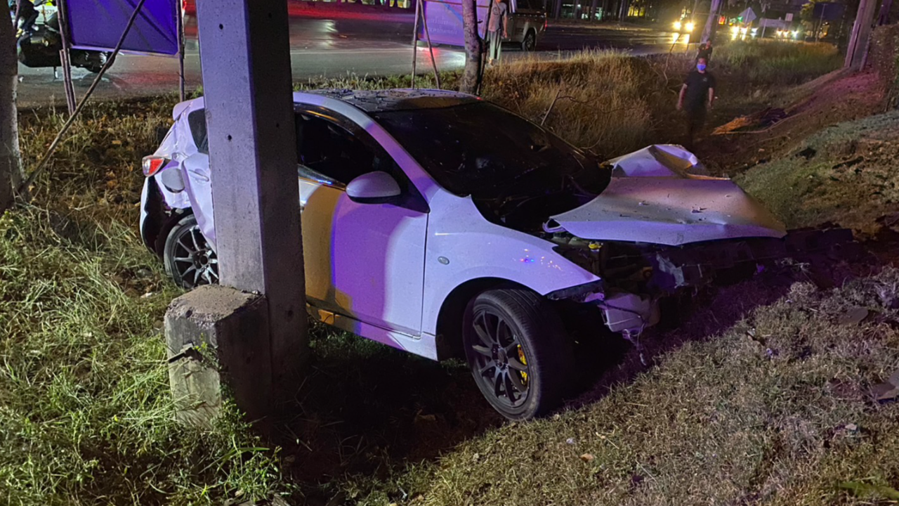 เก๋งซิ่งแข่งกระบะ เสยท้าย จยย.ขาดครึ่ง พุ่งชนเสาไฟ ตาย 1 เจ็บ 1