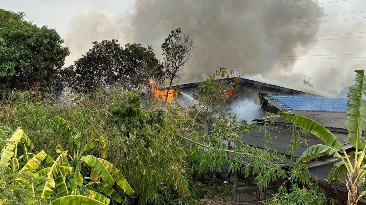 ไฟไหม้บ้านที่ชลบุรีวอดหมด ลามโดนอีก 2 หลัง ยายติดเตียงวัย 80 ดับคาที่