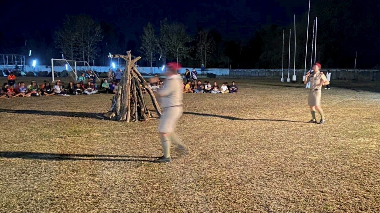 เล่นซูลูขอไฟ ย่าง ม.2 โคม่า แหย่คบเพลิงลุกพึ่บ! ในกิจกรรมค่ายลูกเสือ