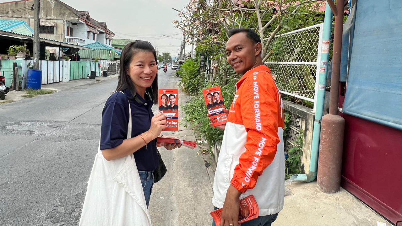 ผู้สมัคร ส.ส.ก้าวไกล ถูกโจรล้วงกระเป๋าระหว่างหาเสียง ชมใจกล้า ขนาดมีทีมงานถ่ายคลิป