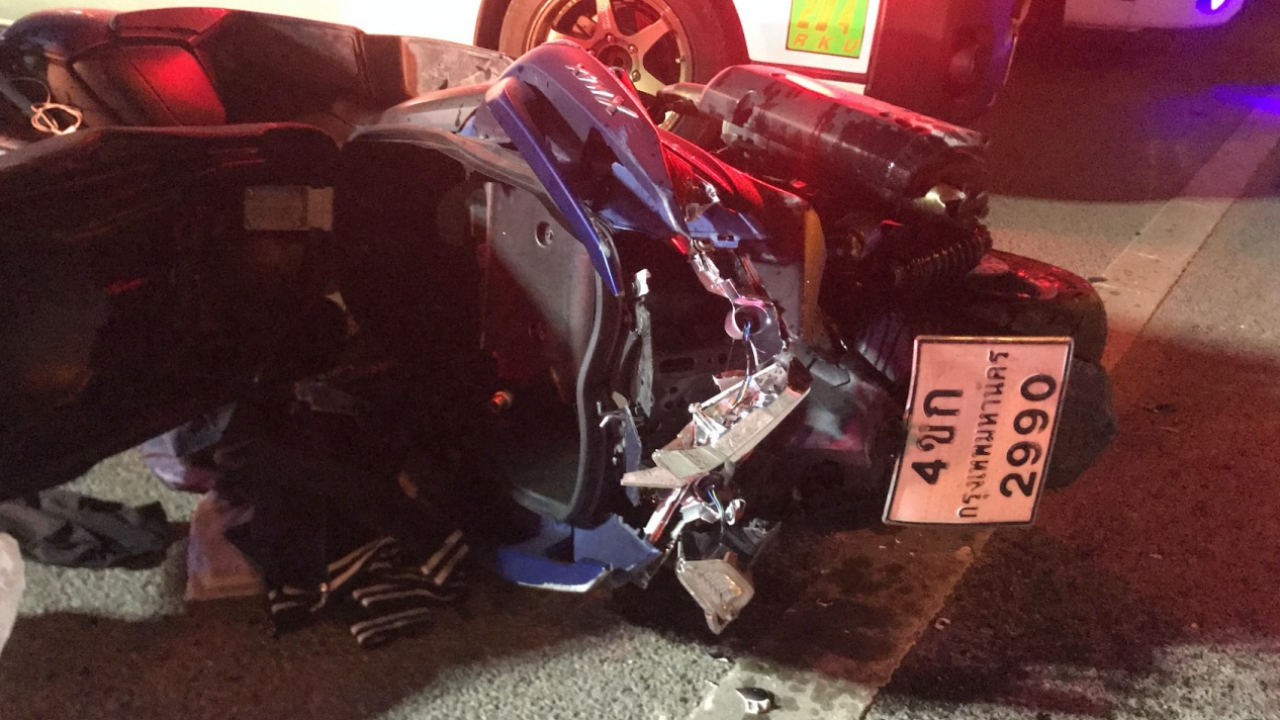 ผู้ช่วยช่างภาพช่อง 34 ขี่ XMAX ชนฟุตปาทตีลังกาฟาดแบริเออร์ดับ