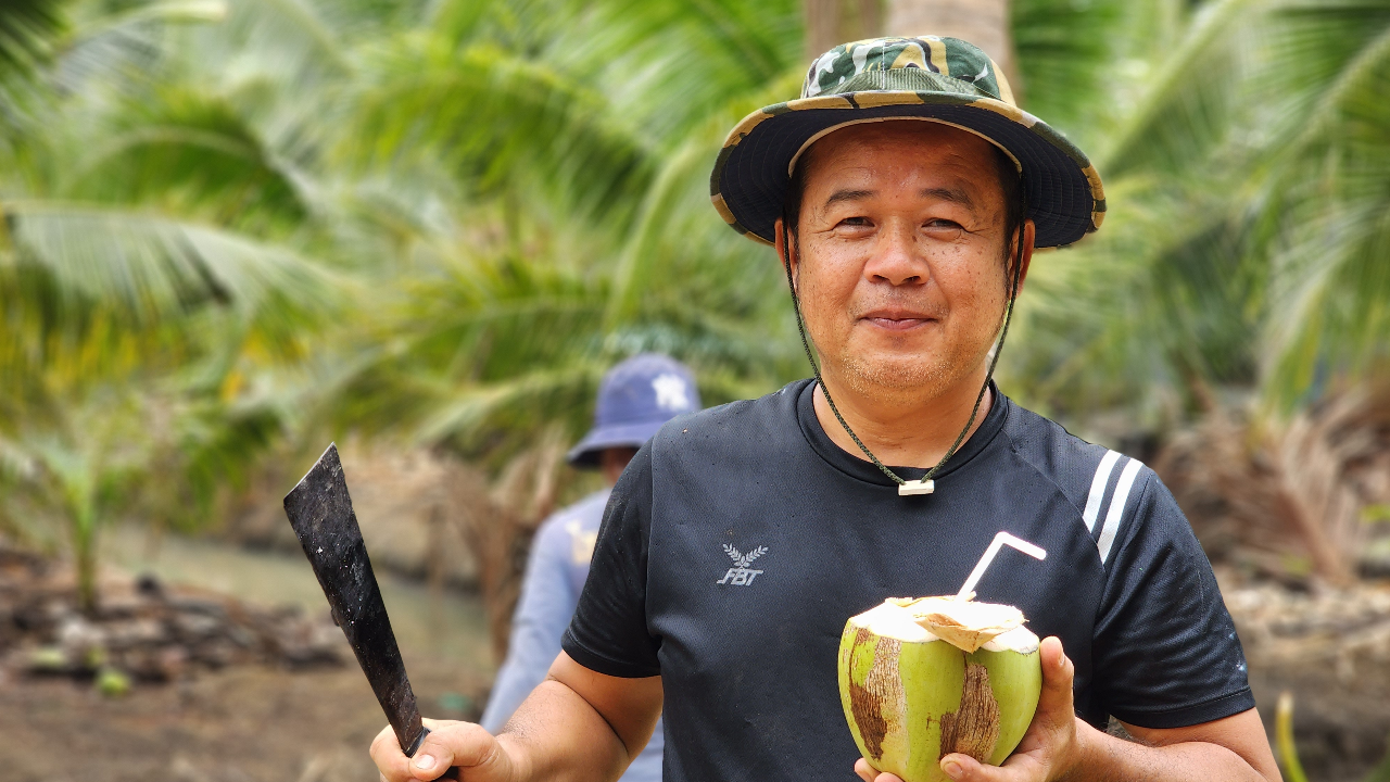 เจ้าของสวน เปิดใจคลิปไวรัล แจกมะพร้าวให้ต่างชาติชิมฟรีจนดังข้ามประเทศ