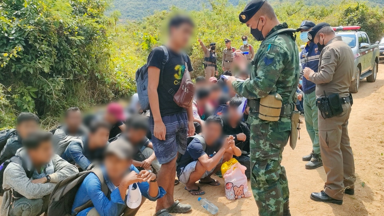 จับ 49 พม่าซุ่มในป่ารอไปมาเลย์ เผยค่านำพาพุ่ง 4.5 หมื่นต่อหัว