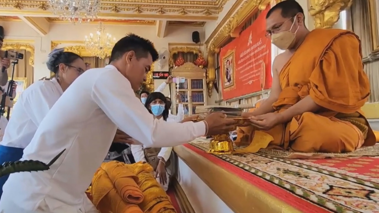 ลุงพล ป้าแต๋น ถวายต้นเงินกว่า 2 แสนบูชาพระธาตุพนม เชื่อทำดีต้องได้ดี