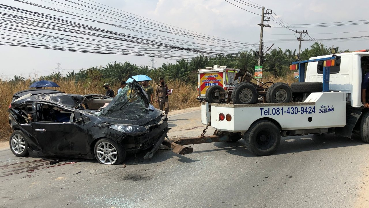 หนุ่มโรงงานระยอง ขับรถเก๋งแหกโค้งคว่ำแล้วชนเสาไฟ ยื้อไม่ไหวตายที่ รพ.