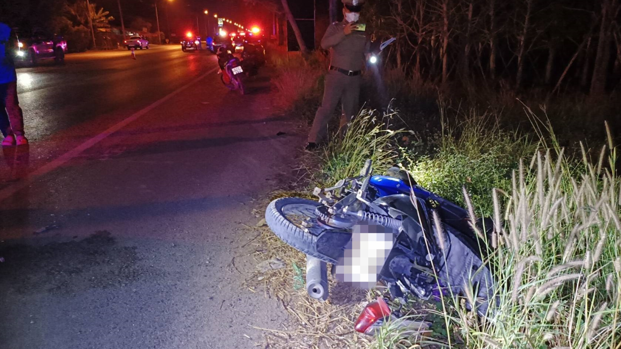 สลด จยย.เฉี่ยวกระบะ เสียหลักพลิกคว่ำ รถตามเหยียบซ้ำเป็นศพสยอง