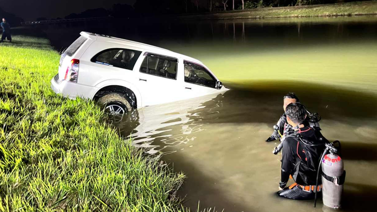 ป้า 65 ขับรถหลงลงคลองประปามหาสวัสดิ์ จมดับ