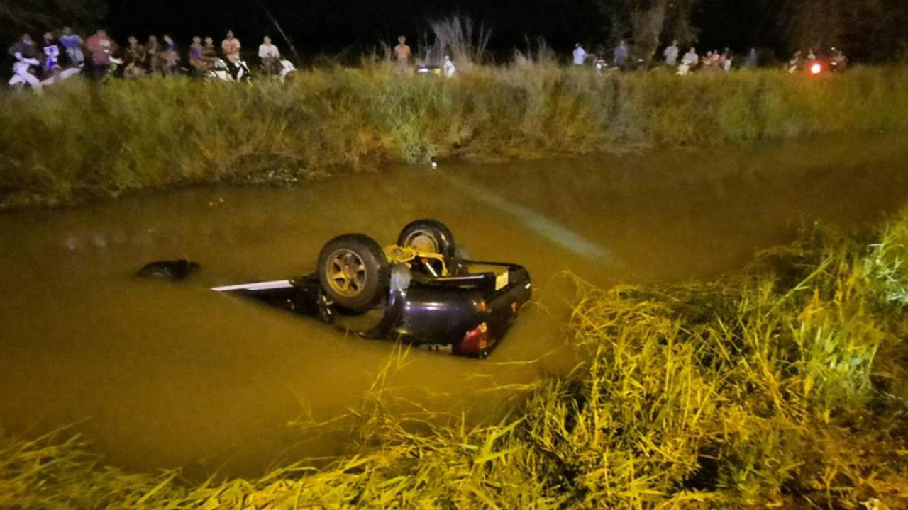 หนุ่มโรงงานกลับไม่ถึงบ้าน ปิกอัพตกคลอง ดับคารถ