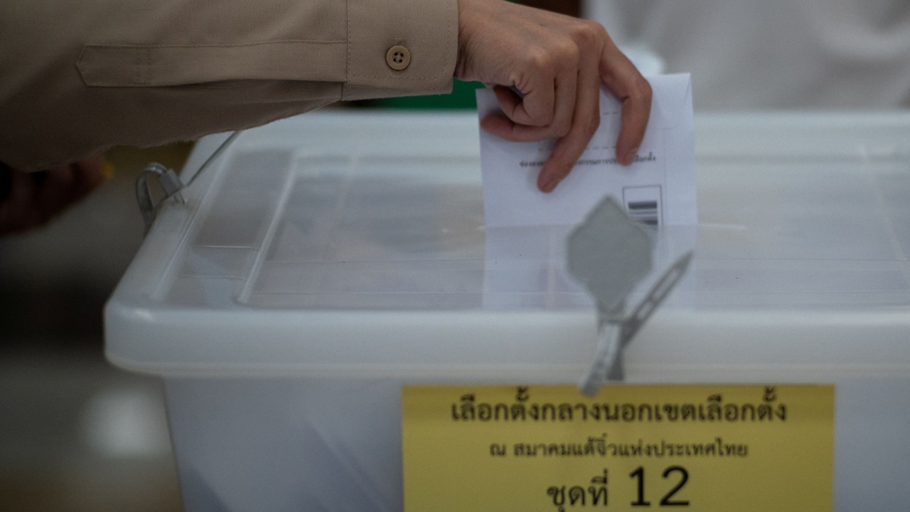 เลือกตั้ง 2566 : สื่อนอกจับตาเลือกตั้งไทย  ชี้ชนะแลนด์สไลด์อาจไม่ได้ตั้งรบ.