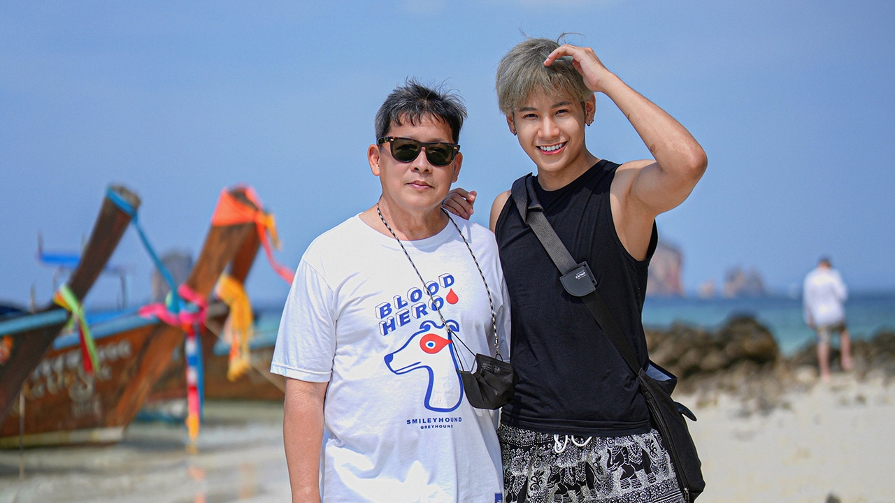 "สิงโต ปราชญา" จัด "ทริปนี้เพื่อพ่อ" ธีมกางเกงช้างคู่ แอบเซ็งอดเห็นทะเลแหวก