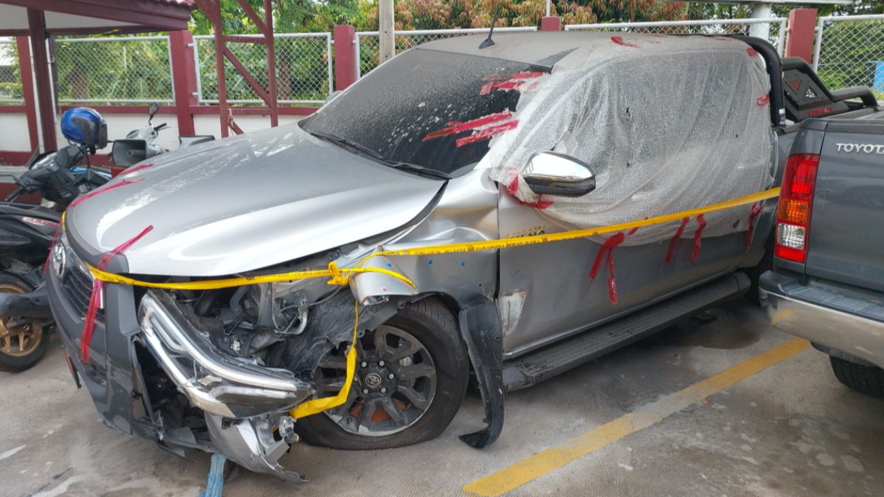 ตร. เผยผลตรวจกระบะป้ายแดง พ่อขับ ลูก 6 พุ่งทะลุกระจกตกทางด่วนดับ