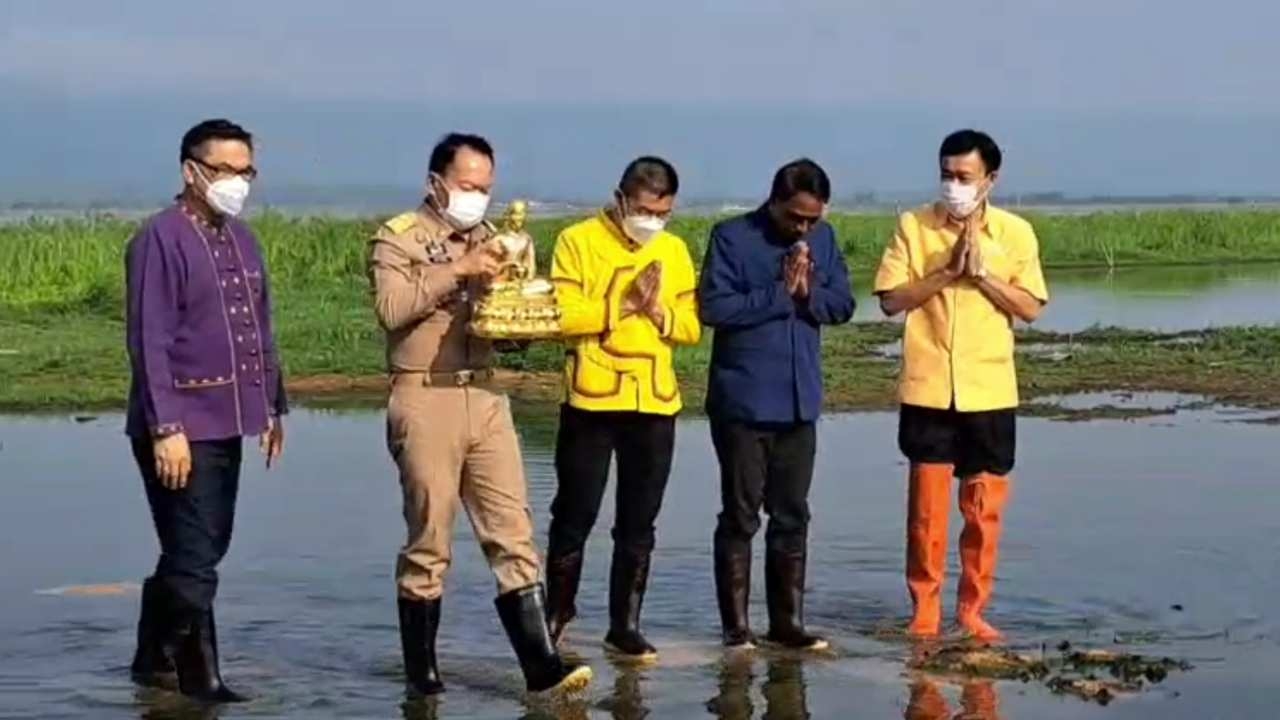 ผู้ว่าฯ นำทำพิธีขอฝนเทวดา มัจฉราชา เติมน้ำใส่กว๊านพะเยาที่กำลังแห้งขอด