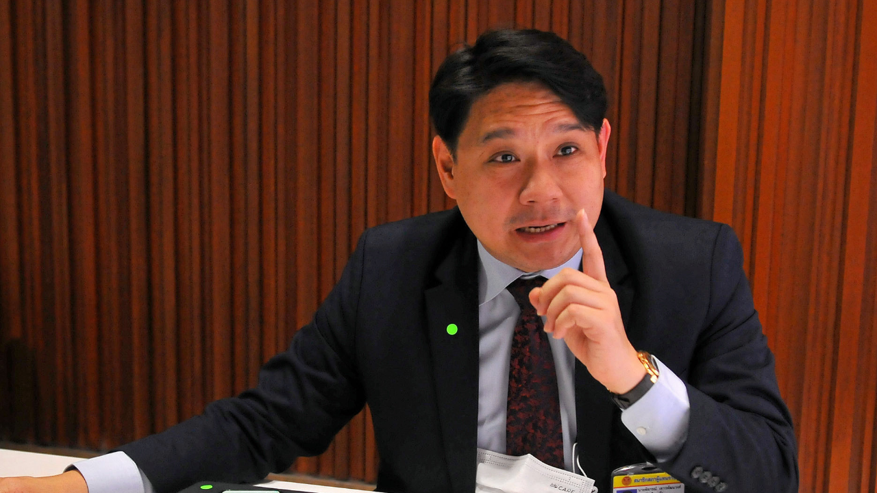 เลือกตั้ง 2566 : ก้าวไกล จี้ กกต. หยุดลอยตัว ตอบปมบัตร 300,000 ซองที่เป็นปัญหา