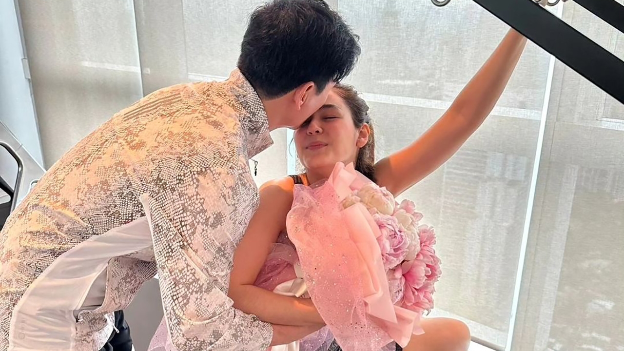 หวานเจี๊ยบ "น็อต วิศรุต" สามี "ชมพู่-อารยา" ซุ่มทำเซอร์ไพรส์ด้วยช่อดอกไม้สีชมพู