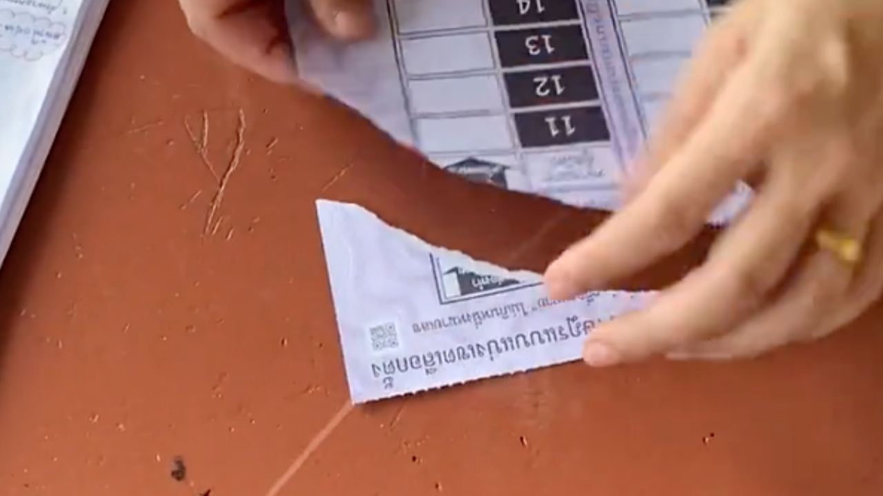 สำนักงานเขตห้วยขวาง แจงดราม่าเจ้าหน้าที่ฉีกบัตรเลือกตั้งขาด ถือเป็นบัตรดี