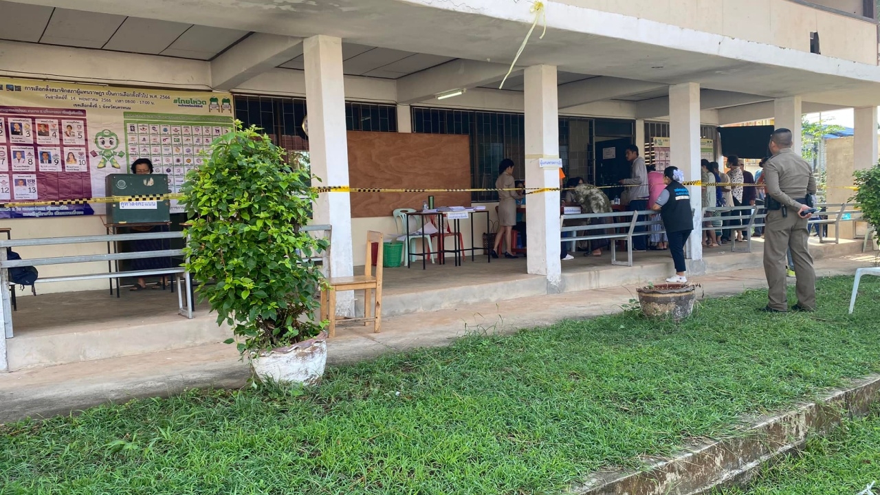 เกิดขึ้นได้ยังไง หนุ่มโวยมาเลือกตั้งแต่เช้า กลับพบว่ามีคนเซ็นชื่อในช่องของตนเอง