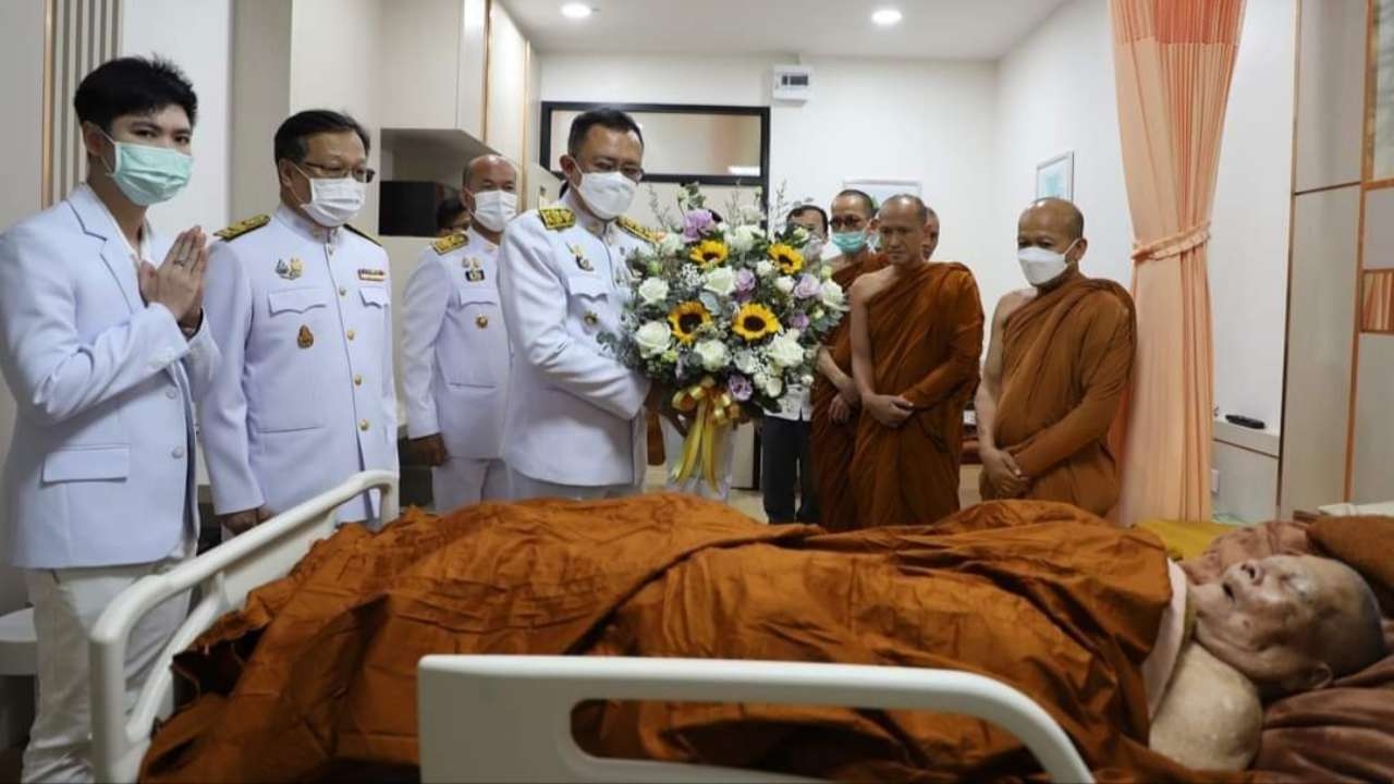 "ในหลวง" ทรงรับ "หลวงปู่แสง" เป็นคนไข้ในพระบรมราชานุเคราะห์