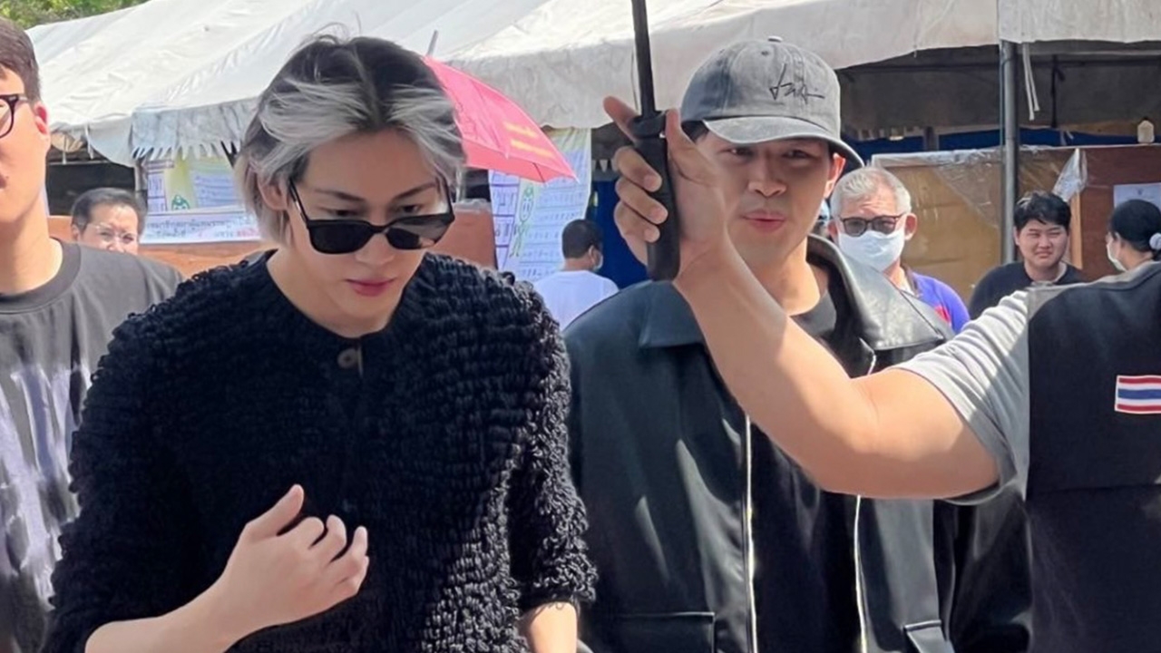 แบมแบม GOT7 มาใช้สิทธิ ควงคุณแม่-พี่ชาย เข้าคูหา เลือกตั้ง 66