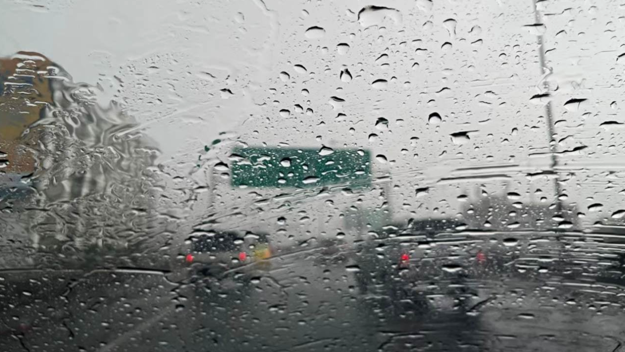 สภาพอากาศวันนี้ ฝนถล่มตอนบน เตือน "กทม.-46 จว." ระวังน้ำท่วมฉับพลัน 