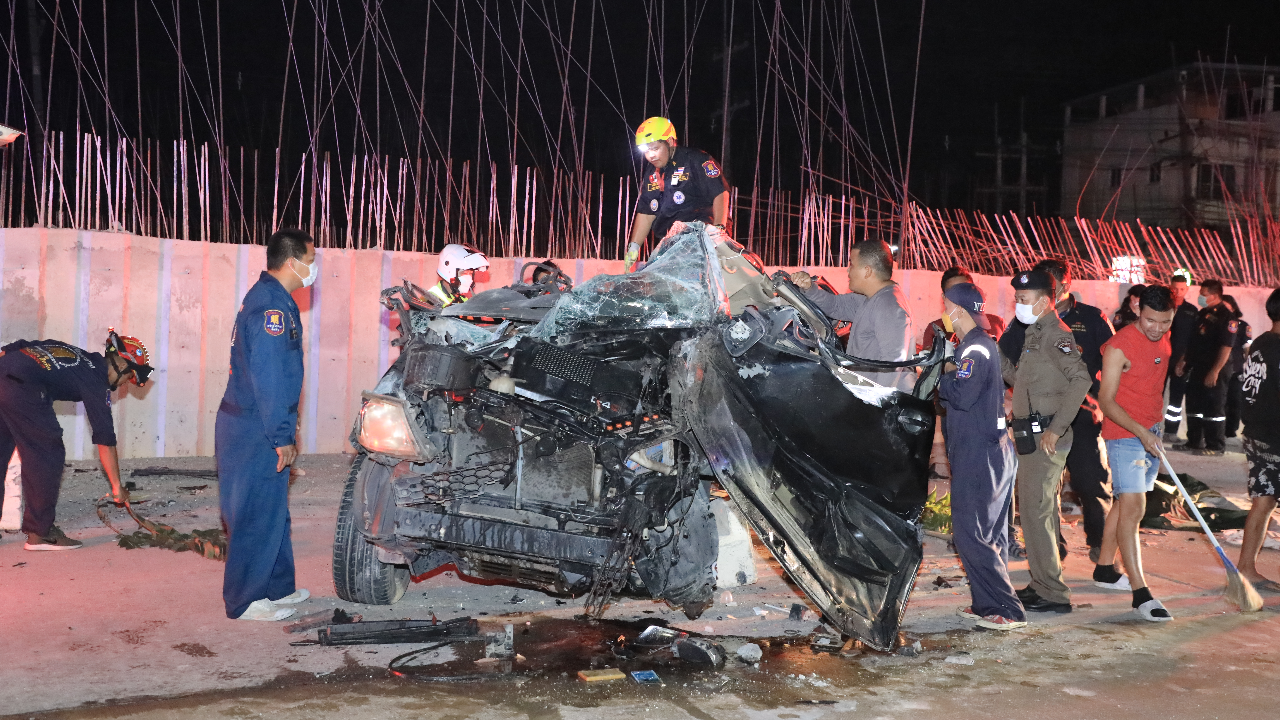 "พังเป็นซาก" กระบะชนแบริเออร์ ตาย 1 เจ็บ 1 ตร.เห็นสภาพคาดมาเร็ว