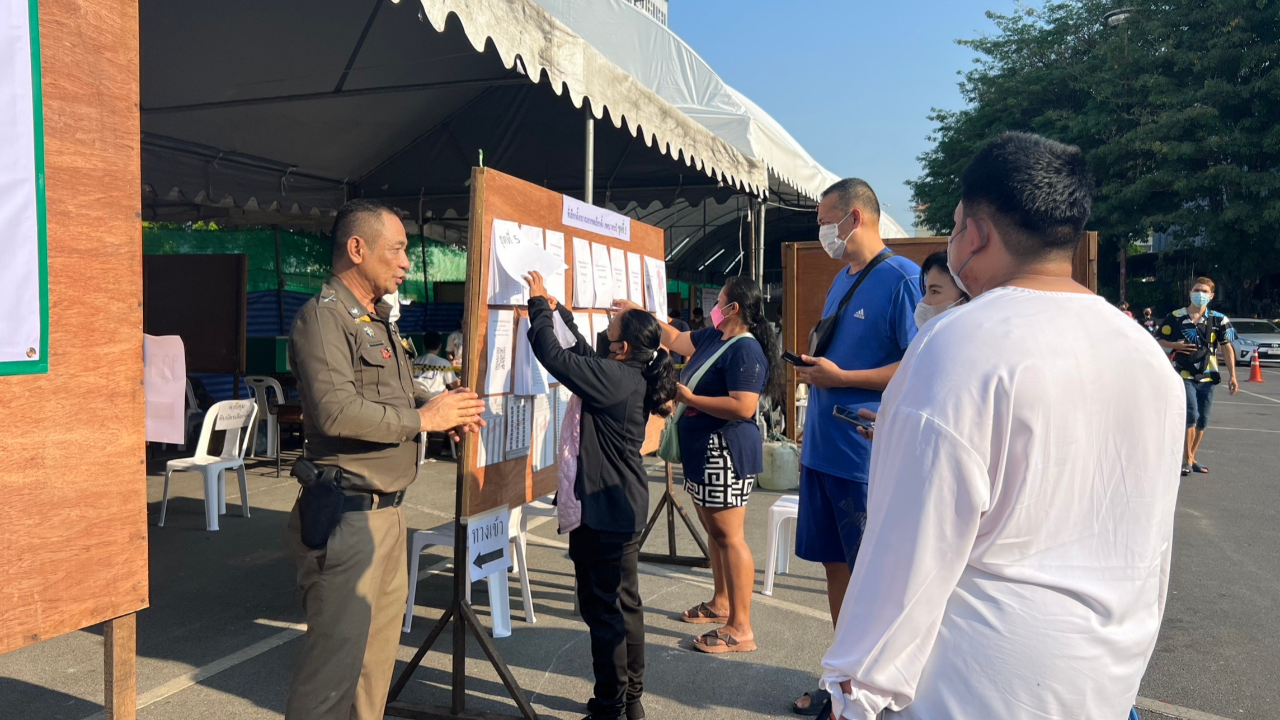 เปิดหีบเลือกตั้ง 2566 ย้ำ ครั้งนี้มีบัตรเลือกตั้ง 2 ใบ พบคนตื่นตัวแห่รอใช้สิทธิแต่เช้า