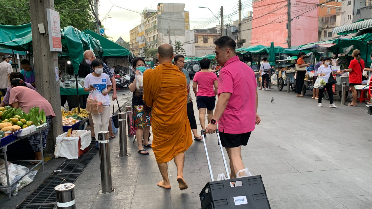 เลือกตั้ง 2566 : “วราวุธ” งดหาเสียง ขอเป็นเด็กวัด เดินตามพระออกบิณฑบาตเช้านี้