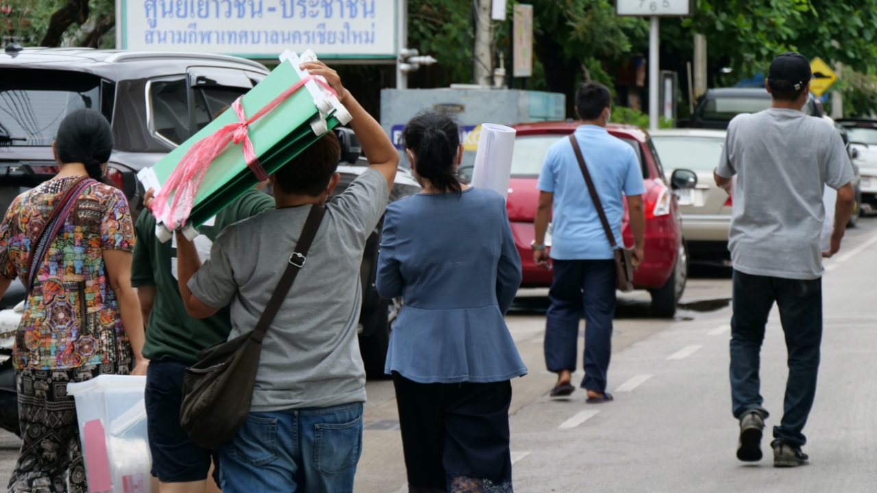เลือกตั้ง 66 : เชียงใหม่ กก.รับหีบบัตร ขนขึ้นดอย ข้ามทะเลสาบ