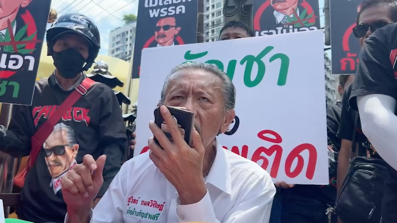 ชูวิทย์ แจ้งความแก๊งจยย.ใส่เสื้อพรรคการเมือง โชว์ปืนขู่กลางถนน 