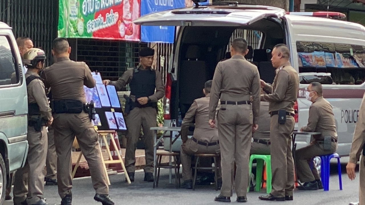 ชาวบ้านโวยครบ 24 ชม. ตำรวจไม่จัดการหนุ่มคลั่ง ไม่ยกระดับจู่โจม ขอประเมินสถานการณ์