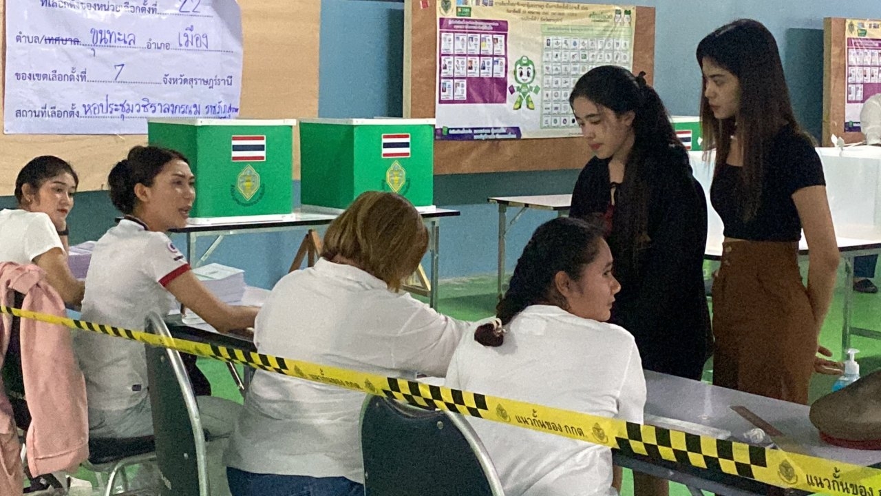 กลุ่มนักศึกษาสุราษฎร์ มาใช้สิทธิเลือกตั้ง ส.ส.เป็นครั้งแรกกันอย่างคึกคัก