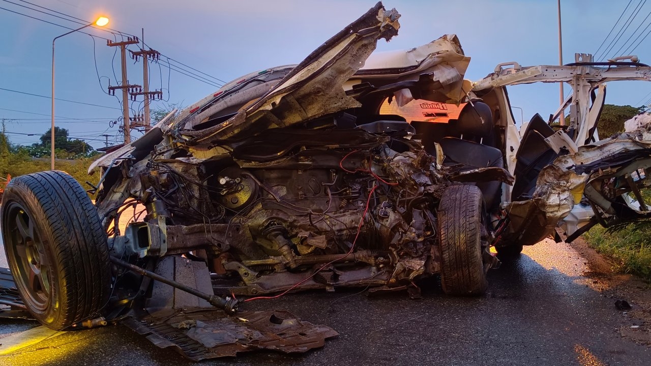 หนุ่มตากฟ้าขับเก๋งชนกับรถบดถนนบาดเจ็บ ยับทั้งคัน หน้าผ่าซีก ริม ถ.พหลโยธิน