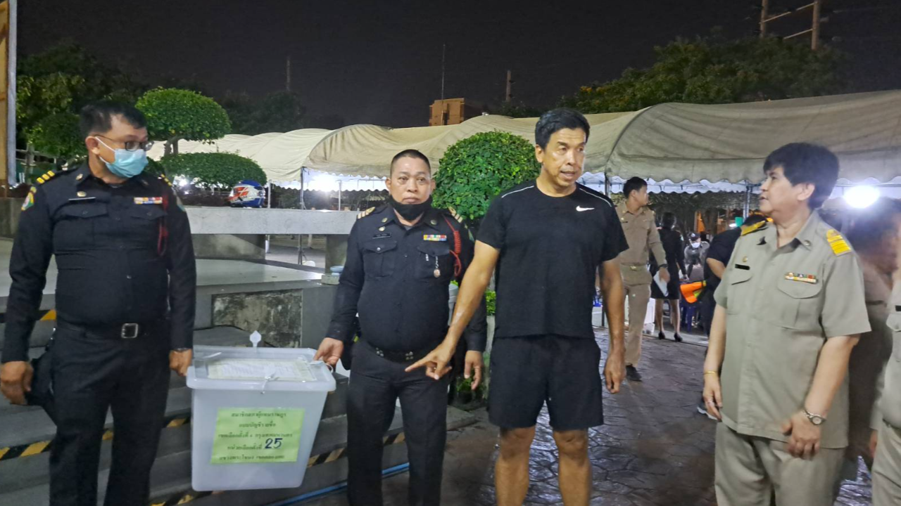 ผู้ว่าฯ กทม. ตรวจ จนท.ปล่อยหีบบัตรเลือกตั้ง ชวน ปชช.ออกมาใช้สิทธิ