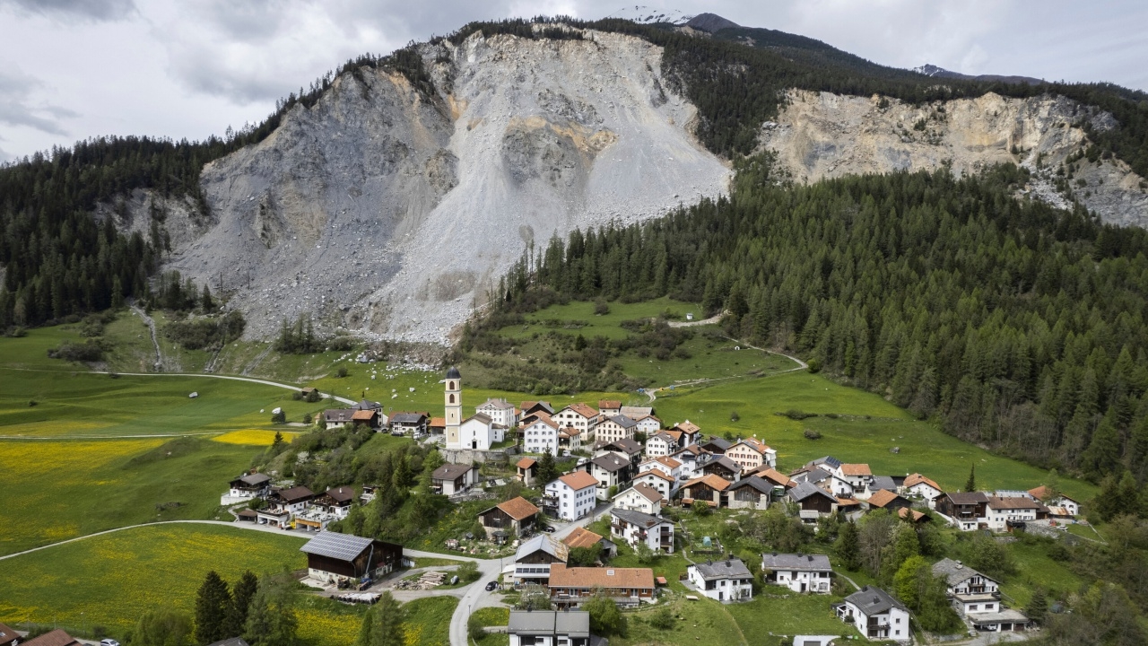 สวิตเซอร์แลนด์อพยพยกหมู่บ้าน หลังคำเตือนหินถล่ม