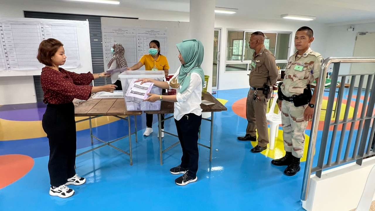 เลือกตั้ง 2566 : "ก้าวไกล" สึนามิภูเก็ต นำทั้ง 3 เขต คาดคว้าชัยฉลุย